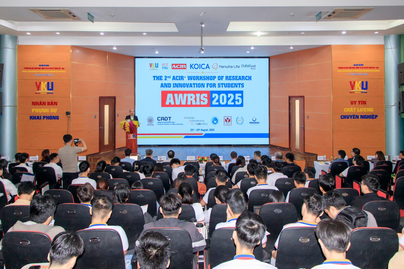 Sinh viên Khoa CNTT tham dự sân chơi quốc tế AWRIS và APISI 2025 tại ...